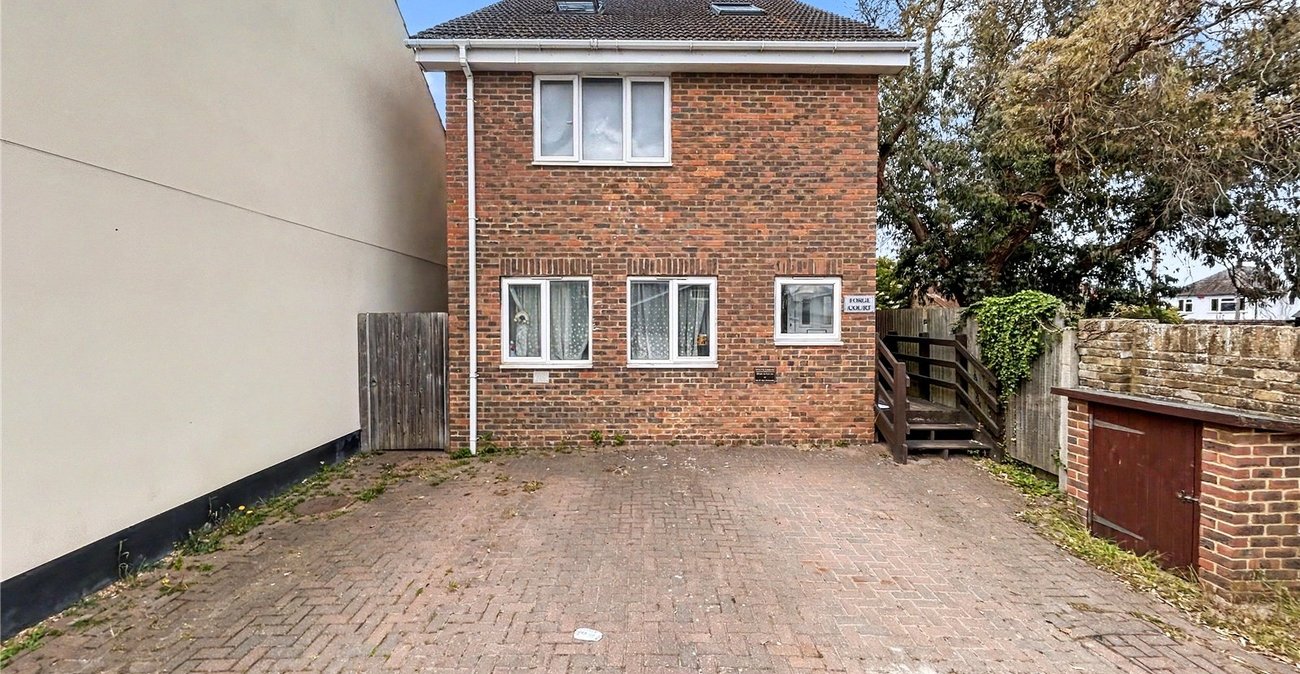 2 bedroom property for sale in Rainham | Robinson Michael & Jackson
