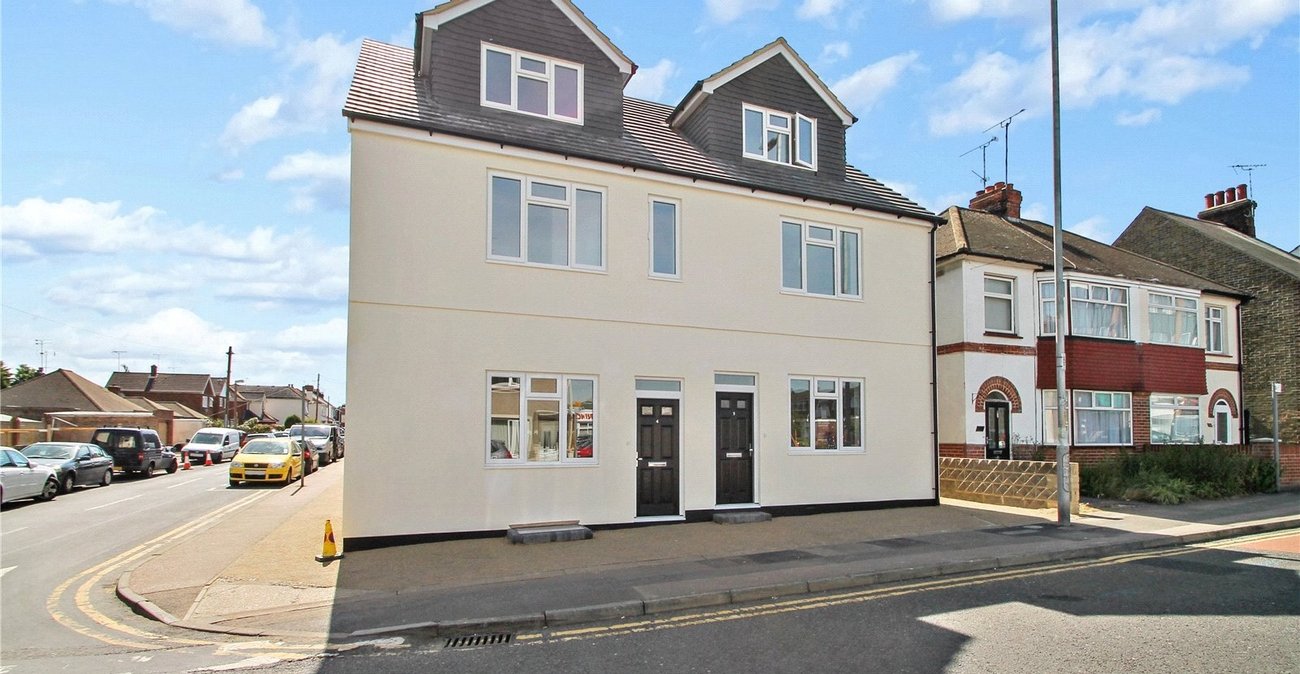 2 bedroom property for sale in Rainham | Robinson Michael & Jackson