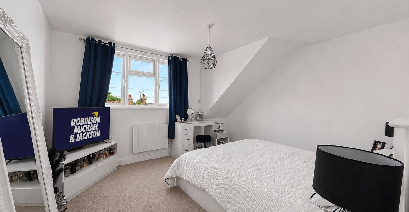 2 bedroom property for sale in Rainham | Robinson Michael & Jackson