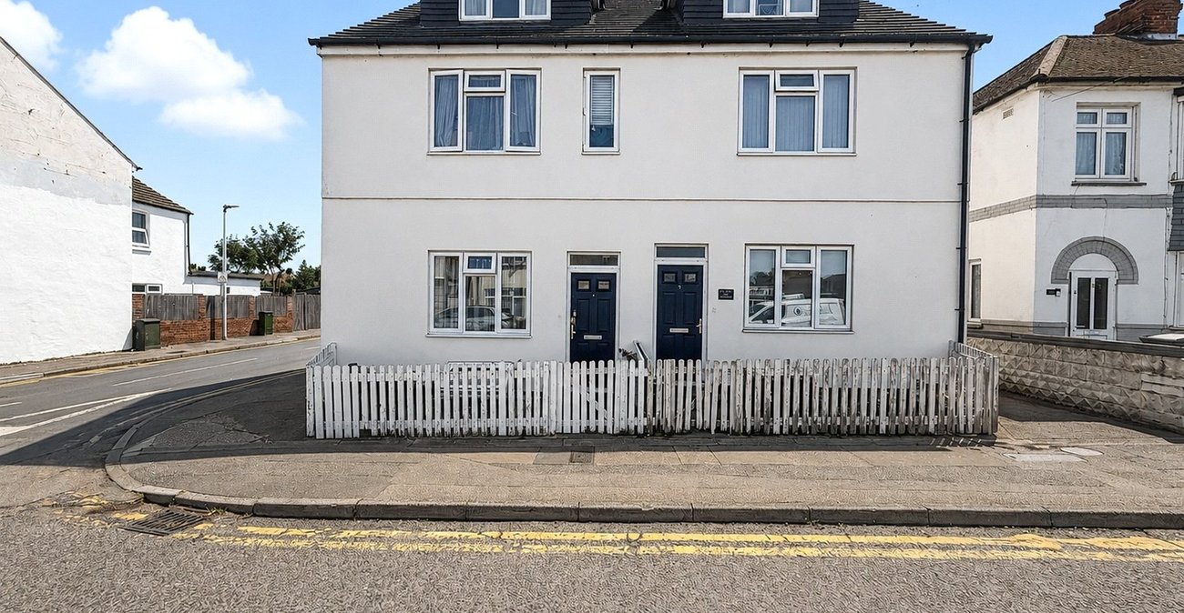 2 bedroom property for sale in Rainham | Robinson Michael & Jackson