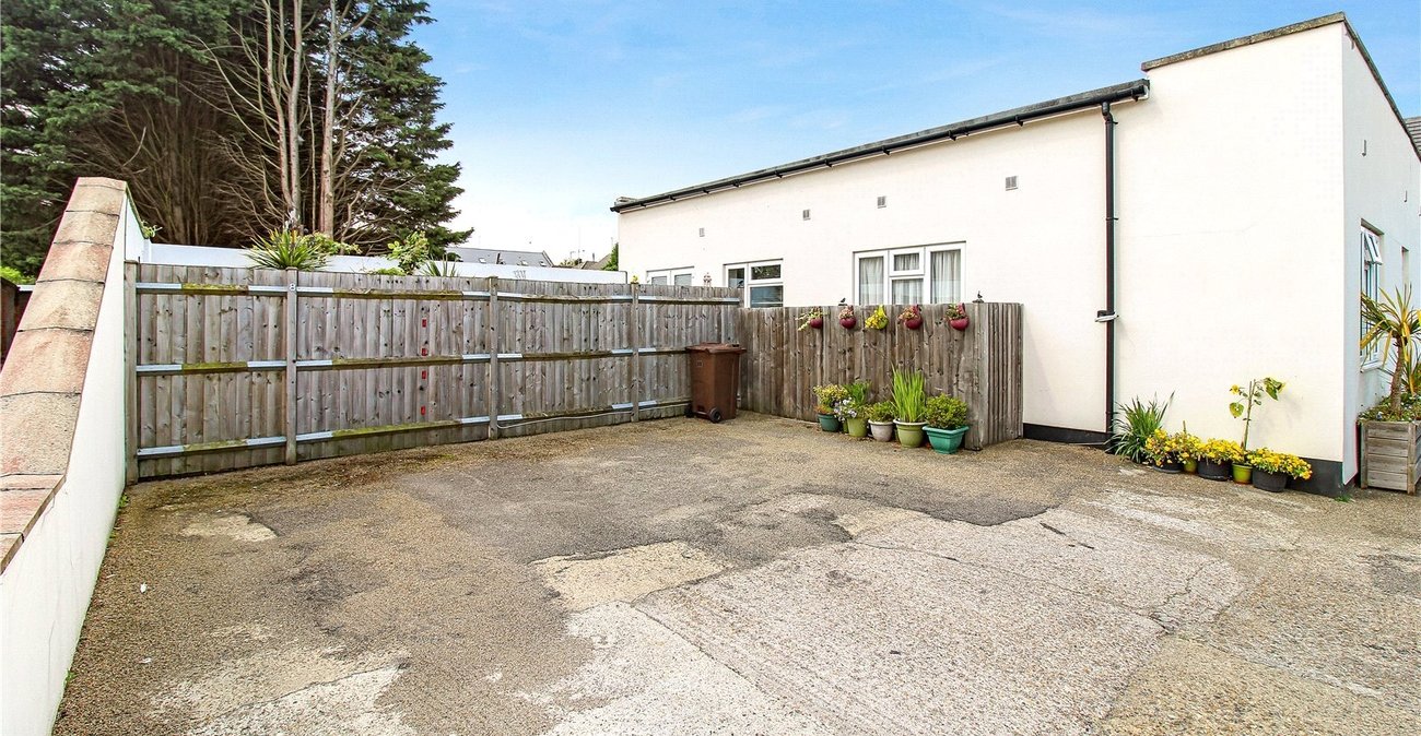 2 bedroom property for sale in Rainham | Robinson Michael & Jackson