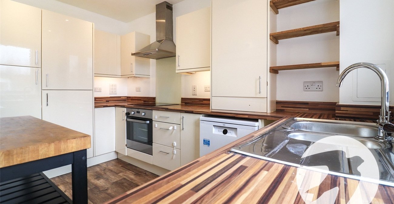 2 bedroom property to rent in Dell View Road | Robinson Jackson