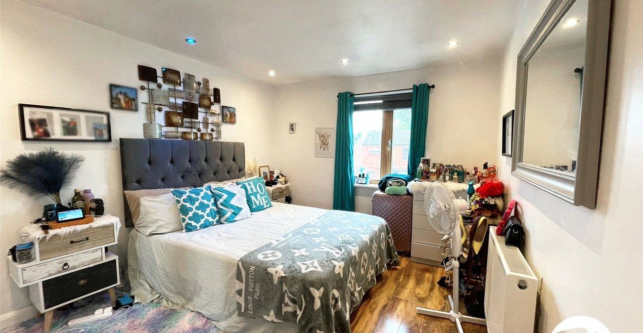 2 bedroom property for sale in London | Robinson Jackson