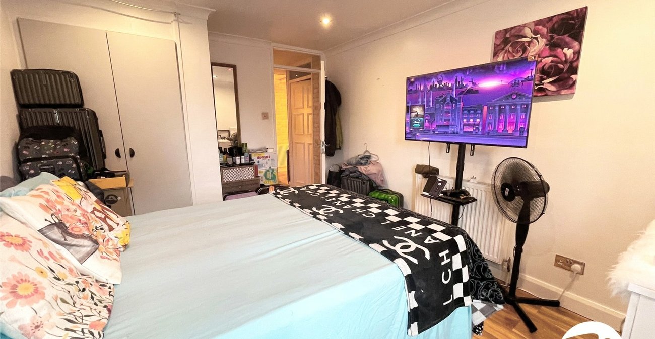 2 bedroom property for sale in London | Robinson Jackson