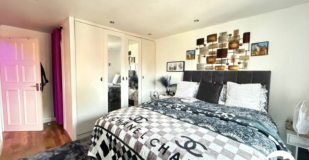 2 bedroom property for sale in London | Robinson Jackson