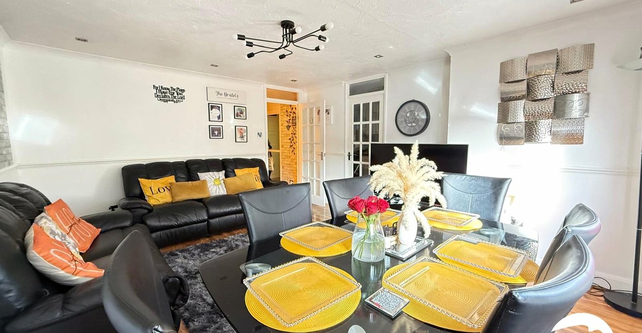 2 bedroom property for sale in London | Robinson Jackson