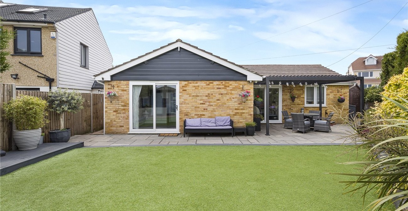 2 bedroom bungalow for sale in Dartford | Robinson Jackson
