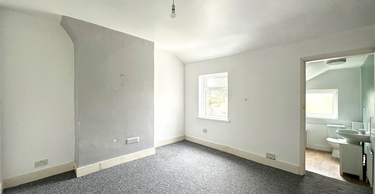 2 bedroom house for sale in Swanscombe | Robinson Jackson