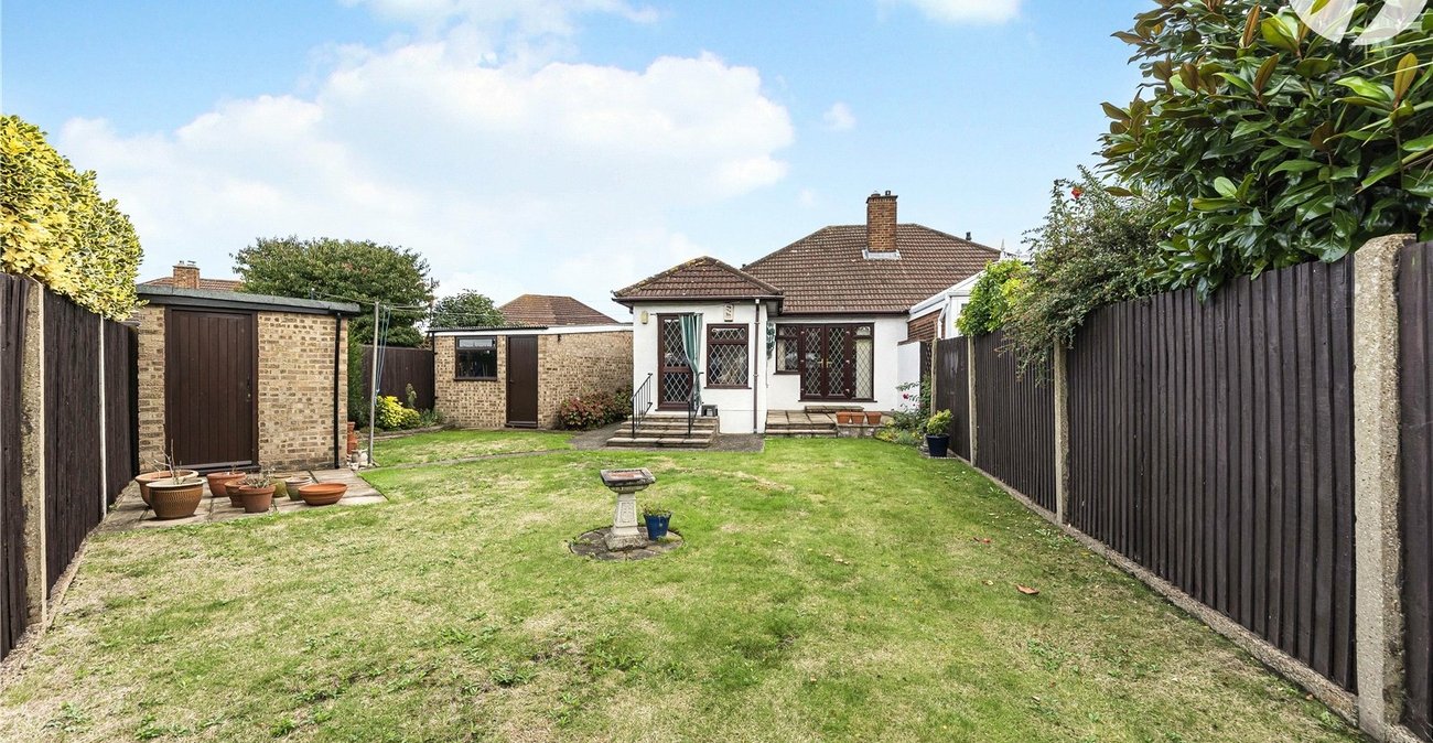 2 bedroom bungalow for sale in Dartford | Robinson Jackson