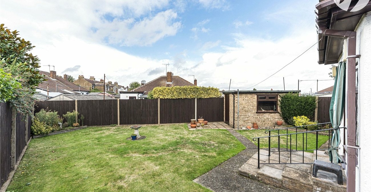 2 bedroom bungalow for sale in Dartford | Robinson Jackson