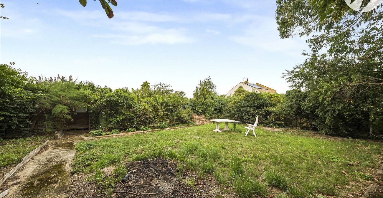 2 bedroom bungalow for sale in Dartford | Robinson Jackson