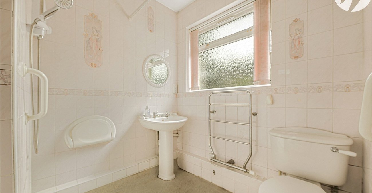 2 bedroom bungalow for sale in Dartford | Robinson Jackson