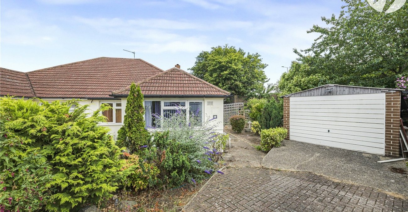 2 bedroom bungalow for sale in Dartford | Robinson Jackson
