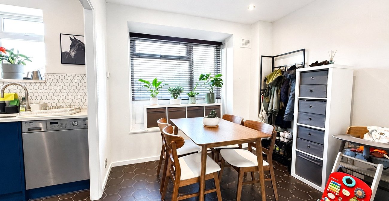 2 bedroom property for sale in London | Robinson Jackson