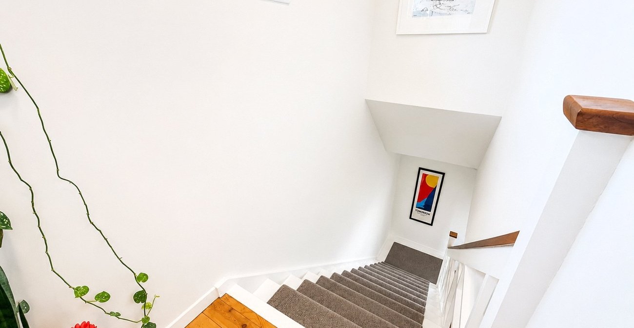 2 bedroom property for sale in London | Robinson Jackson