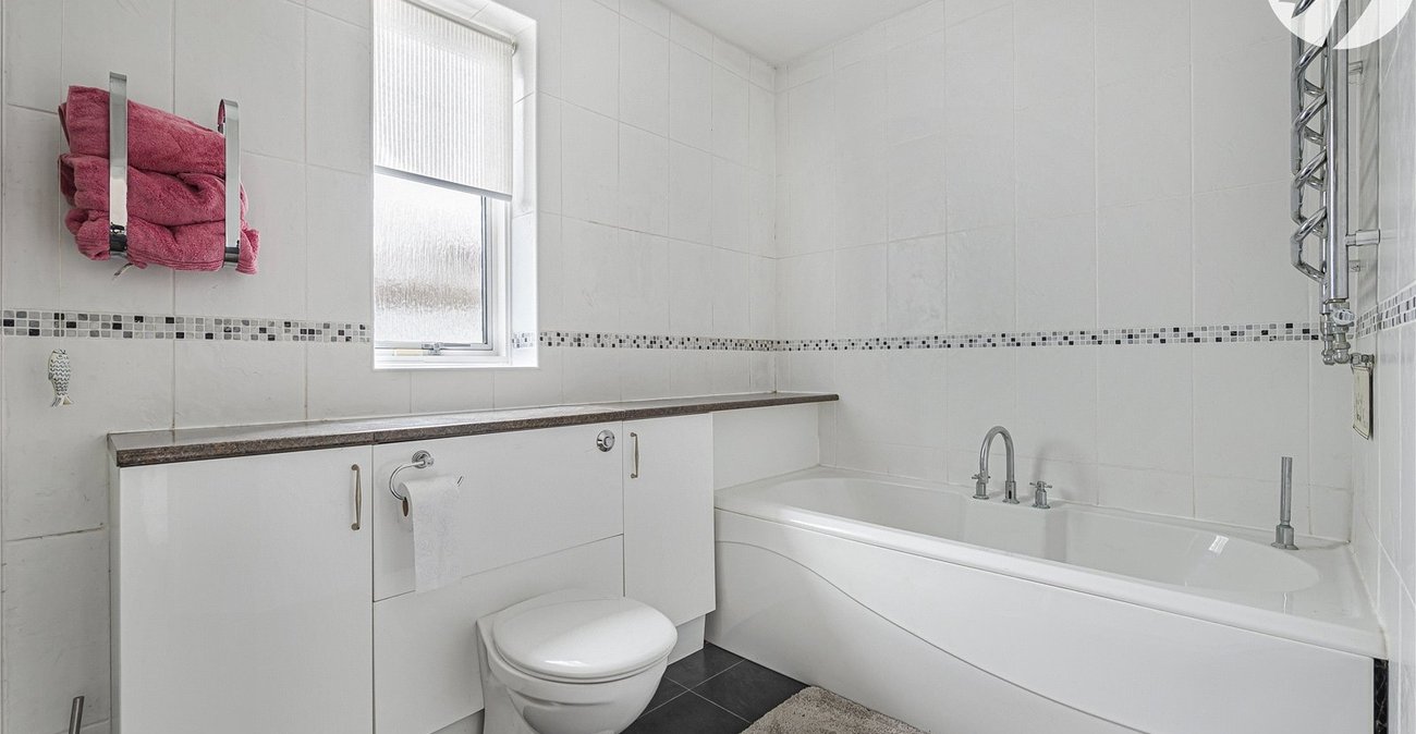 2 bedroom bungalow for sale in Welling | Robinson Jackson