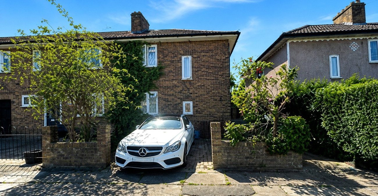 3 bedroom house for sale in London | Robinson Jackson