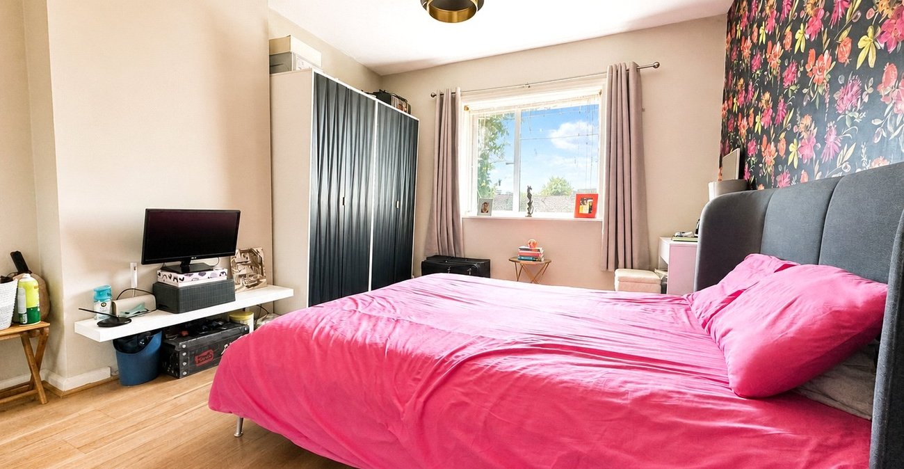 3 bedroom house for sale in London | Robinson Jackson