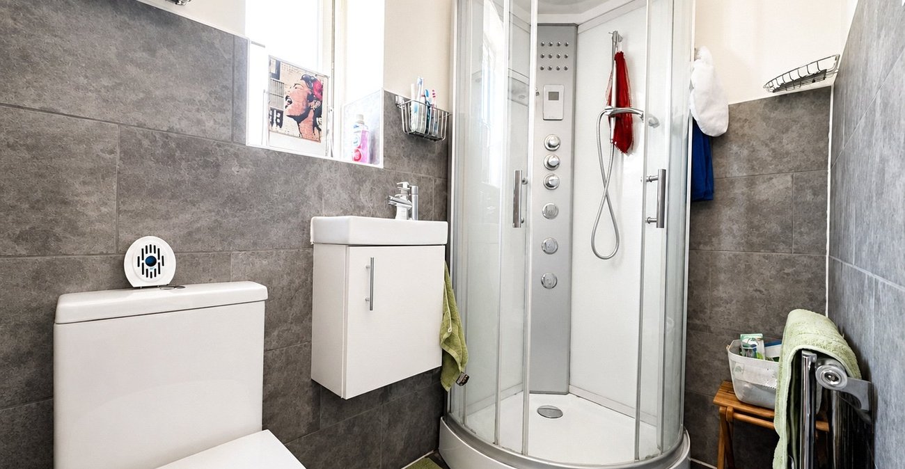 3 bedroom house for sale in London | Robinson Jackson