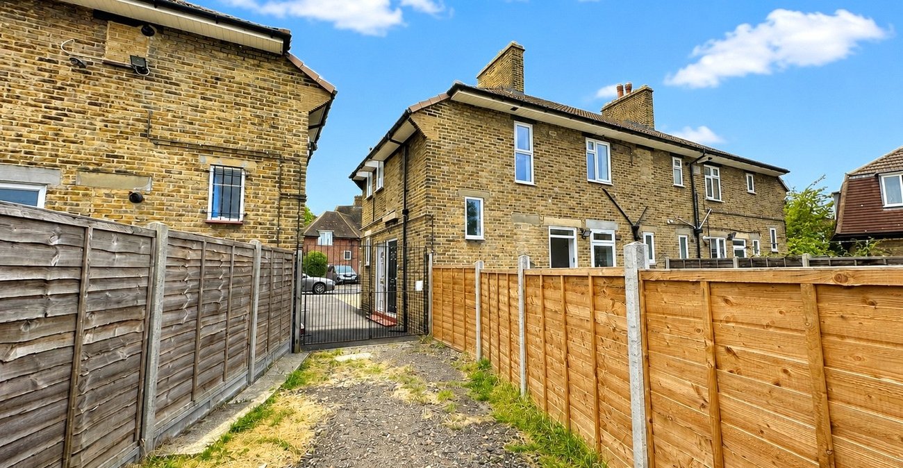 2 bedroom property for sale in London | Robinson Jackson