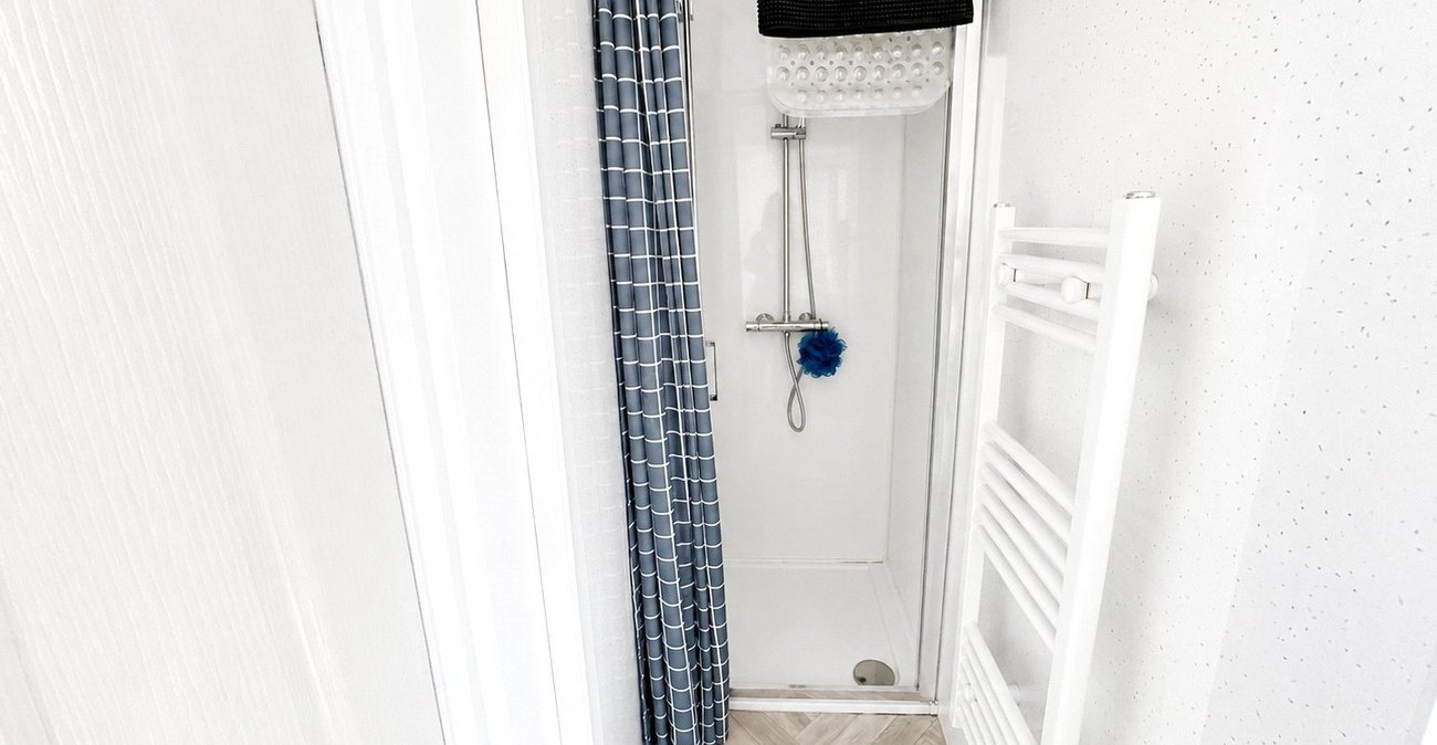 2 bedroom property for sale in London | Robinson Jackson