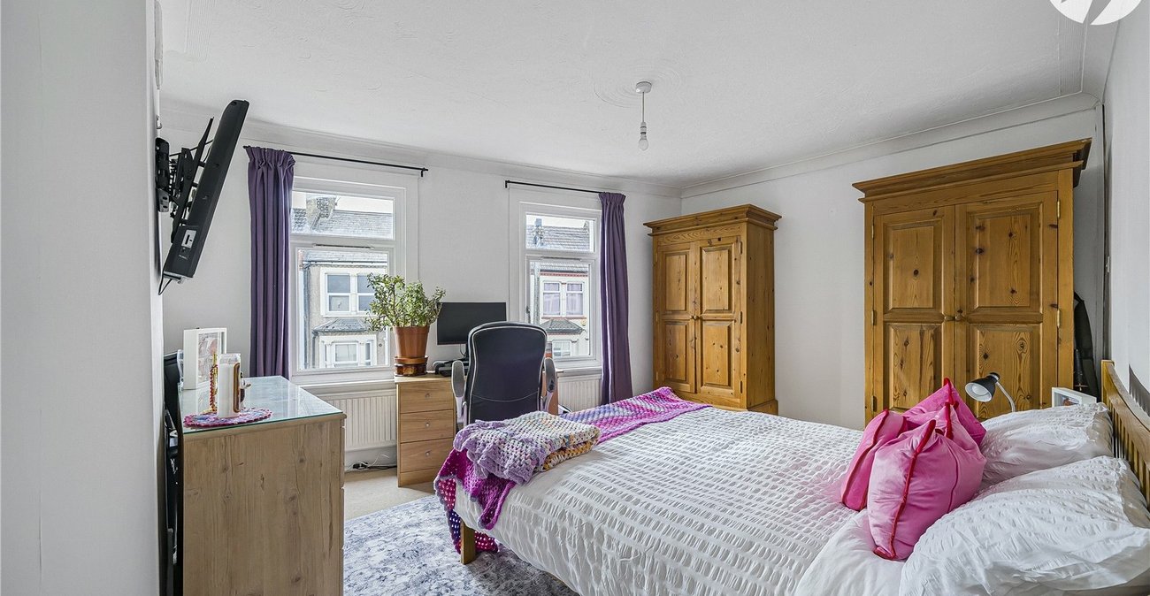 3 bedroom house for sale in Swanscombe | Robinson Jackson