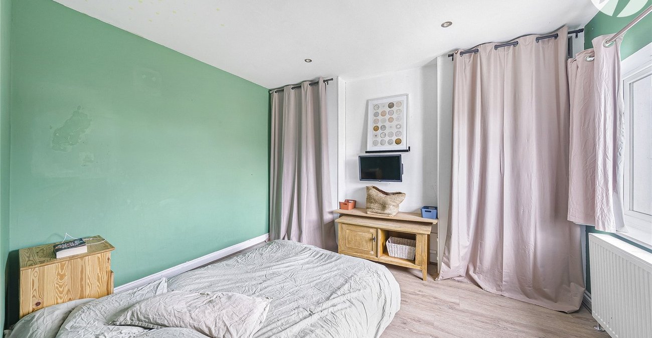 3 bedroom house for sale in Swanscombe | Robinson Jackson