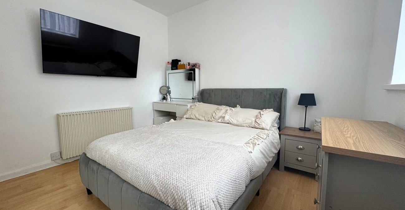 2 bedroom property for sale in Plumstead Common | Robinson Jackson