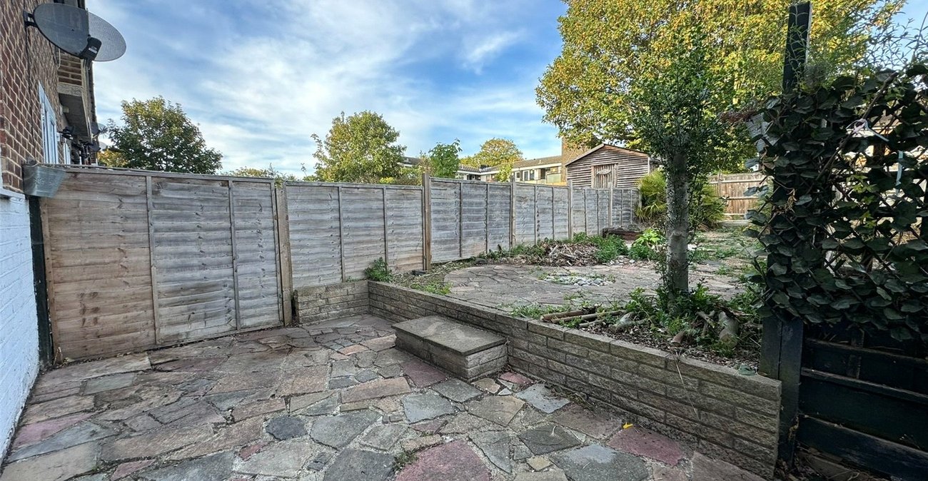 2 bedroom property for sale in Plumstead Common | Robinson Jackson