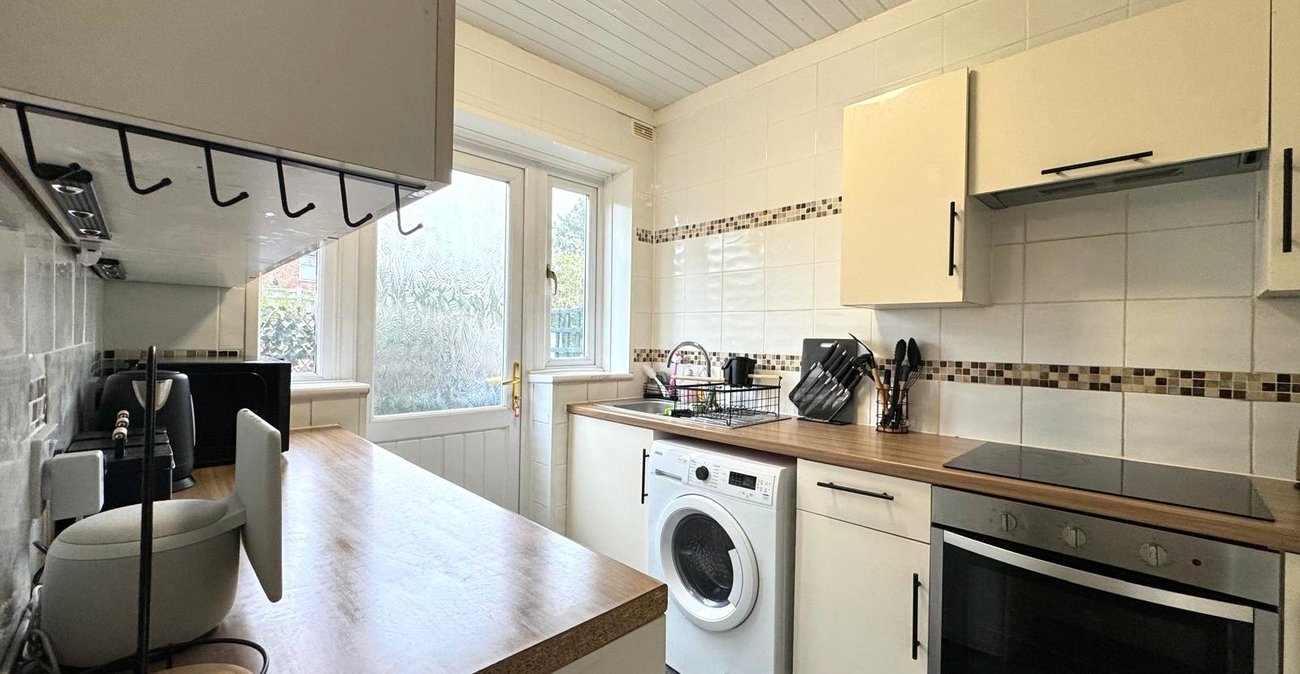 2 bedroom property for sale in Plumstead Common | Robinson Jackson