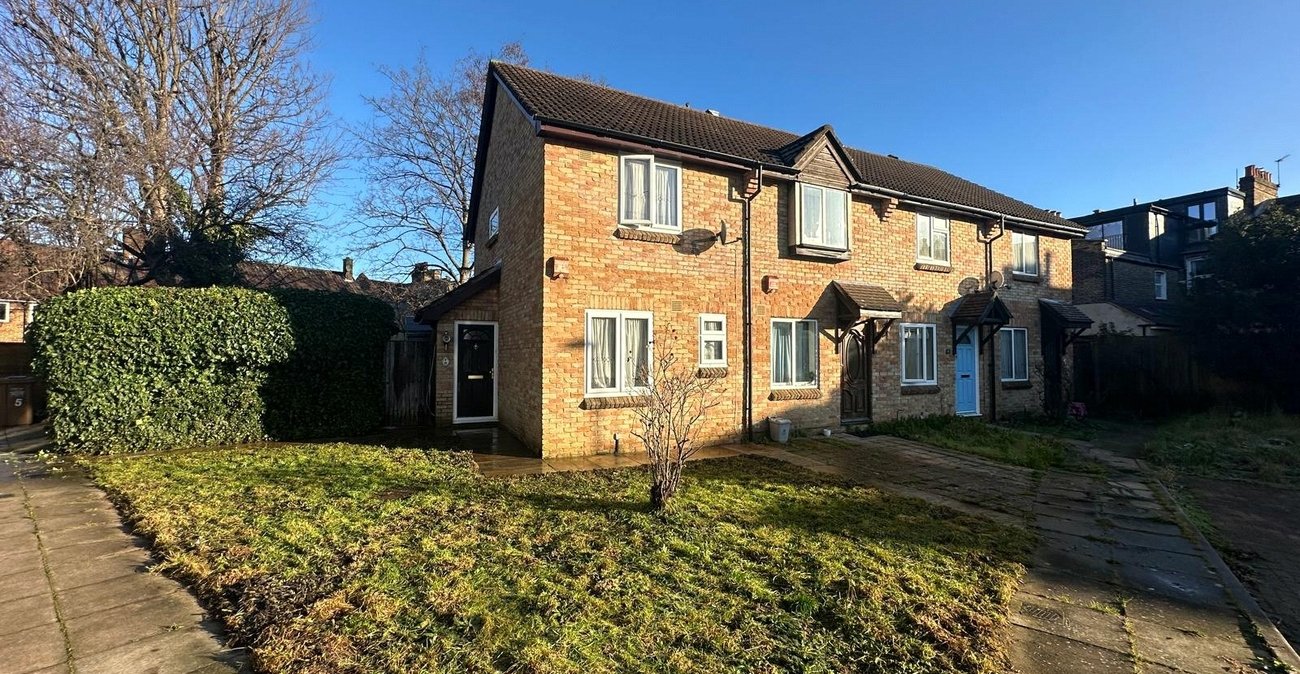 2 bedroom house for sale in London | Robinson Jackson