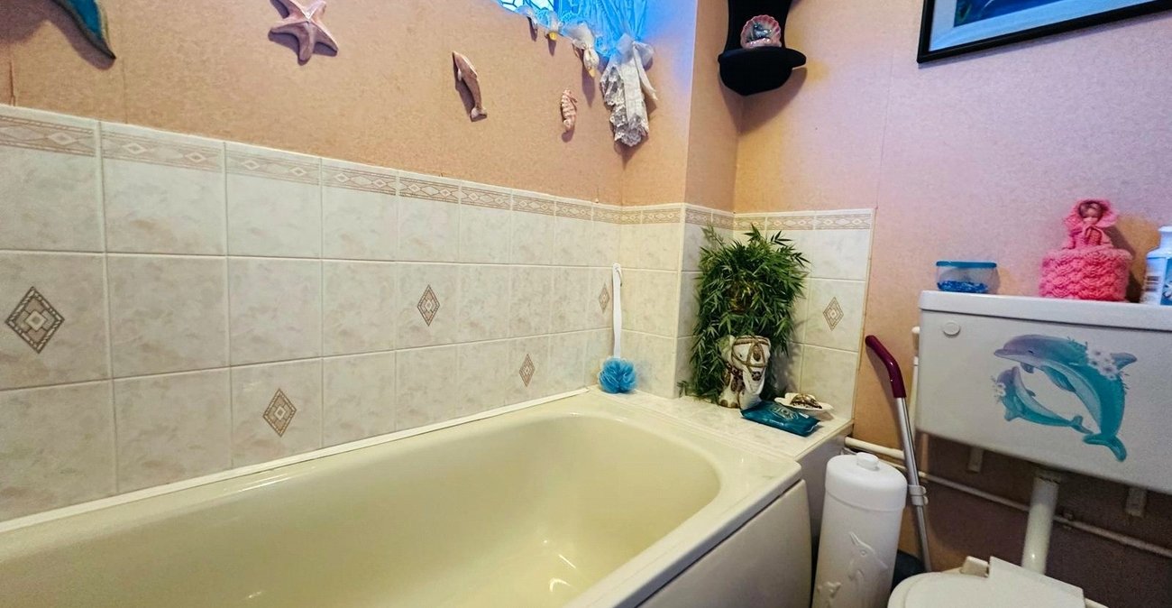 2 bedroom house for sale in London | Robinson Jackson