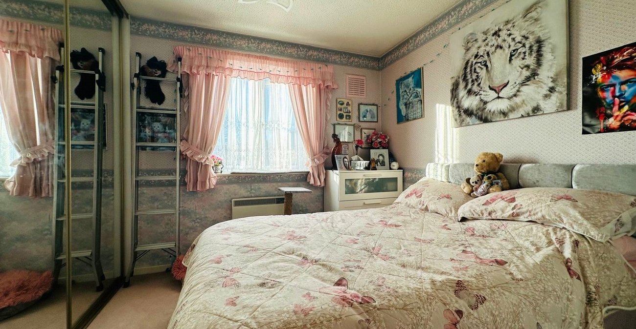 2 bedroom house for sale in London | Robinson Jackson