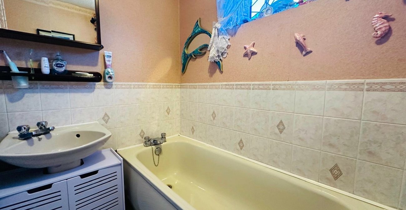 2 bedroom house for sale in London | Robinson Jackson