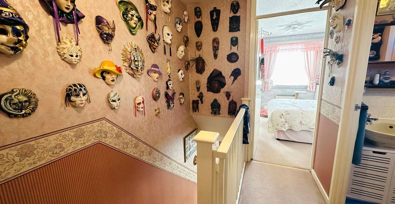 2 bedroom house for sale in London | Robinson Jackson