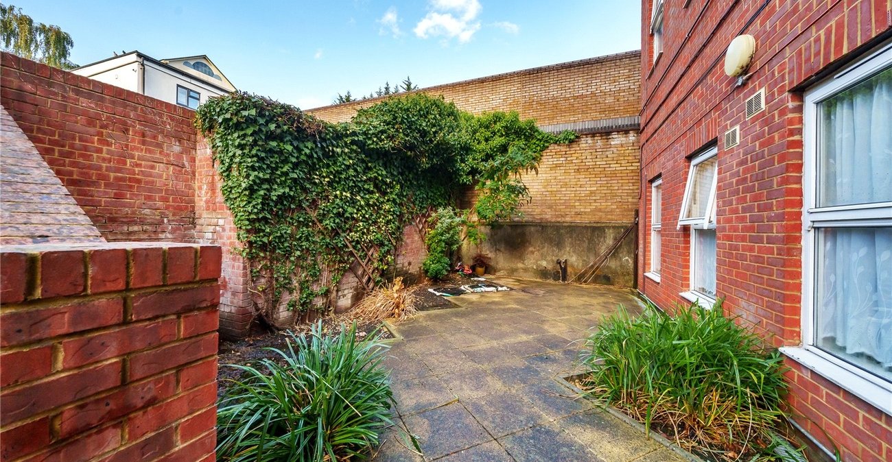 2 bedroom property for sale in London | Robinson Jackson