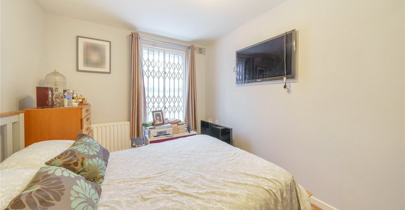 2 bedroom property for sale in London | Robinson Jackson