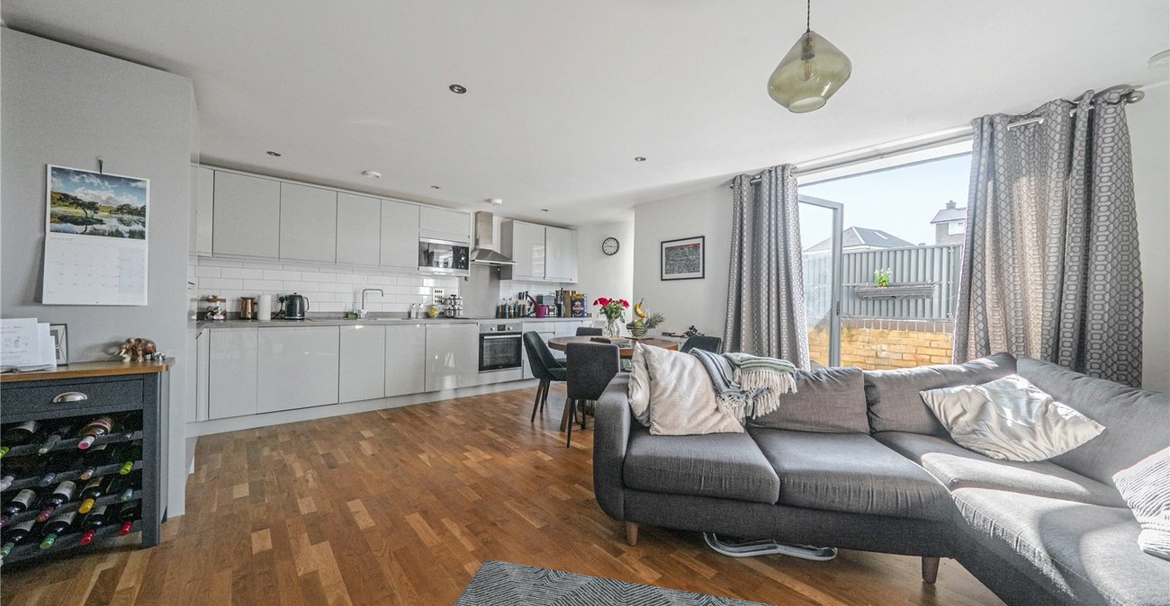 2 bedroom property for sale in London | Robinson Jackson