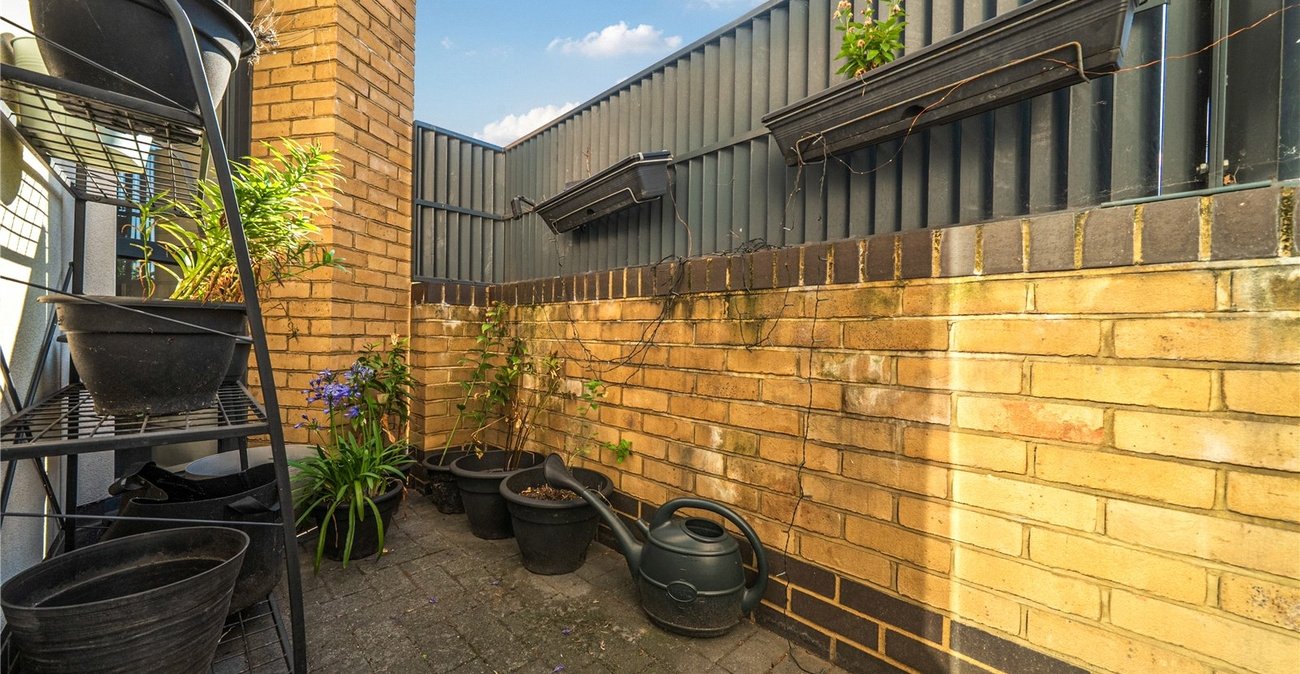 2 bedroom property for sale in London | Robinson Jackson