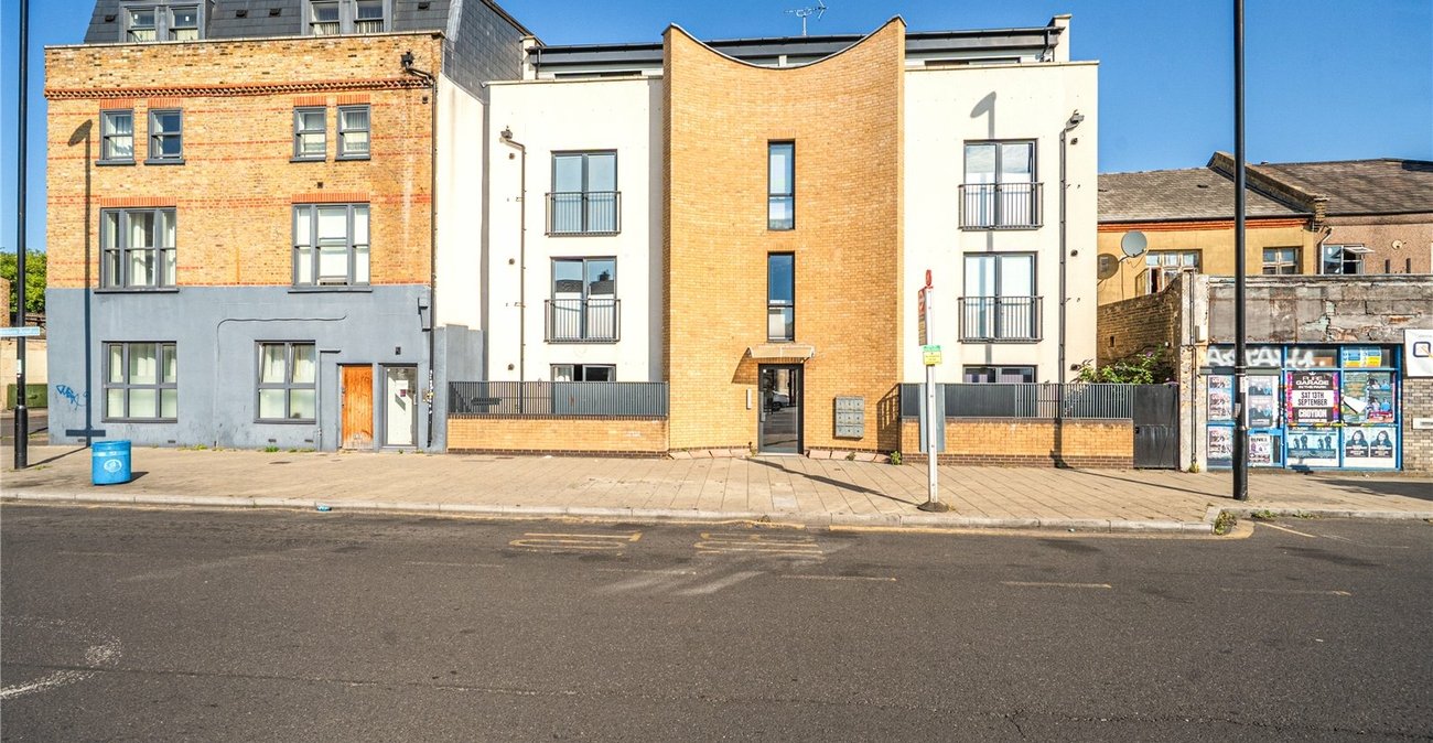 2 bedroom property for sale in London | Robinson Jackson