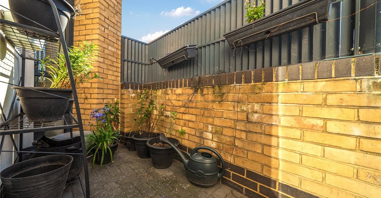 2 bedroom property for sale in London | Robinson Jackson