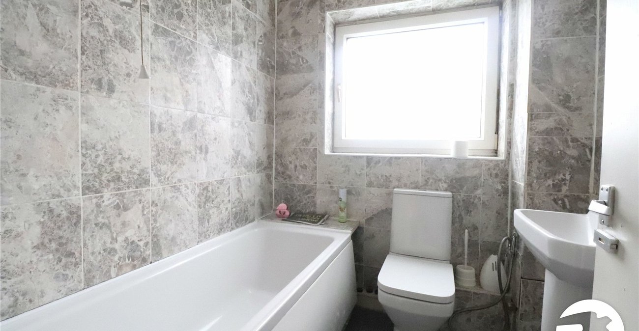 3 bedroom house for sale in London | Robinson Jackson