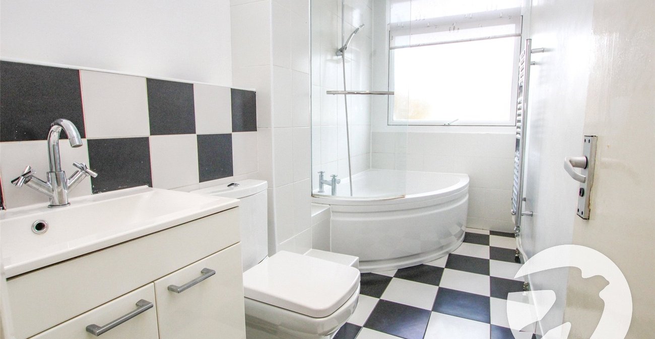 3 bedroom property for sale in Eltham | Robinson Jackson