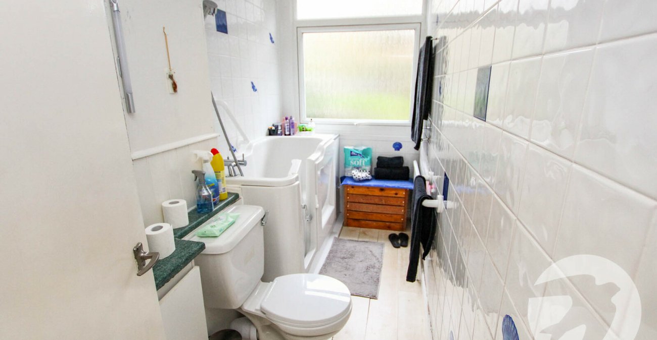 3 bedroom property for sale in London | Robinson Jackson