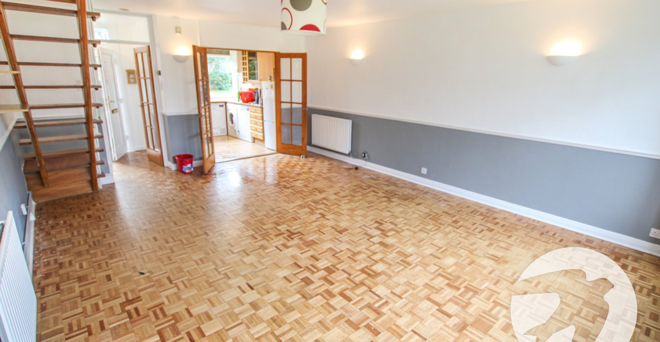 3 bedroom property for sale in London | Robinson Jackson