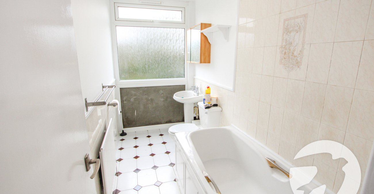 3 bedroom property for sale in London | Robinson Jackson