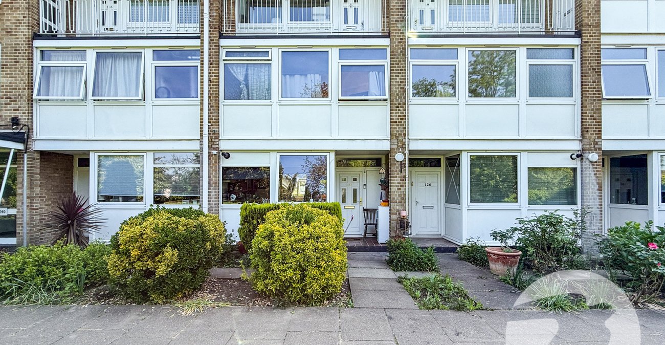 3 bedroom property for sale in London | Robinson Jackson