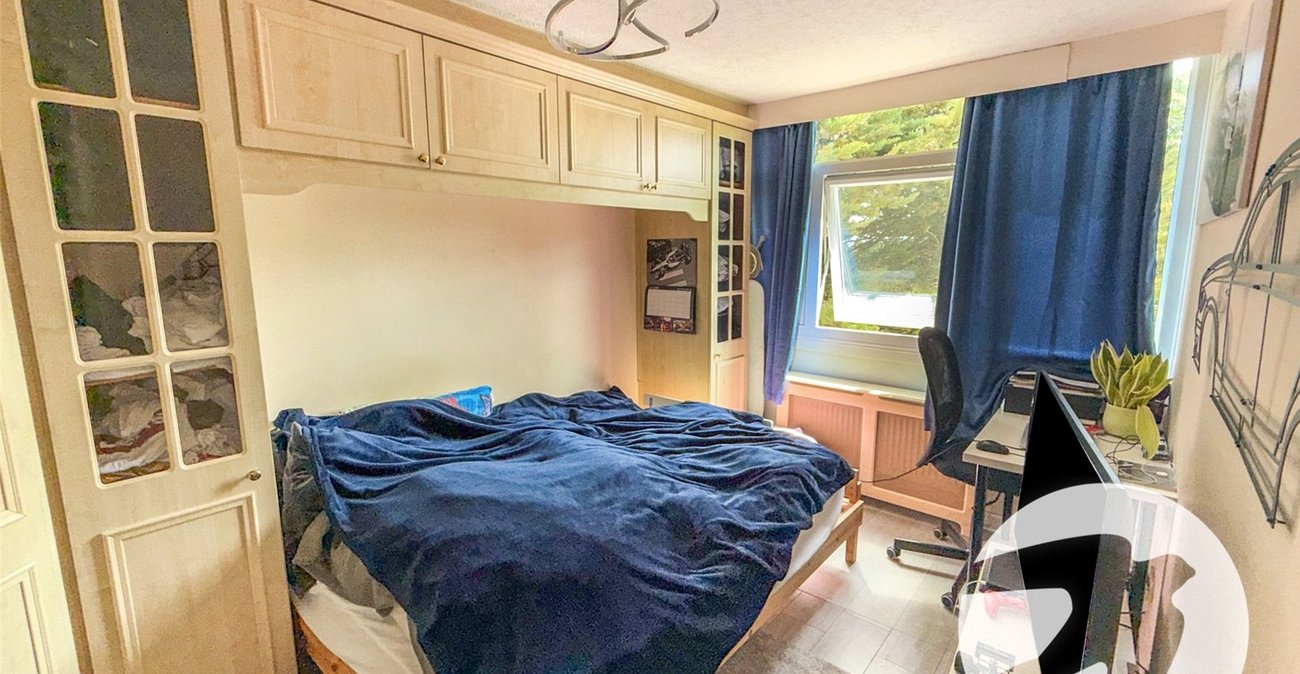 3 bedroom property for sale in London | Robinson Jackson