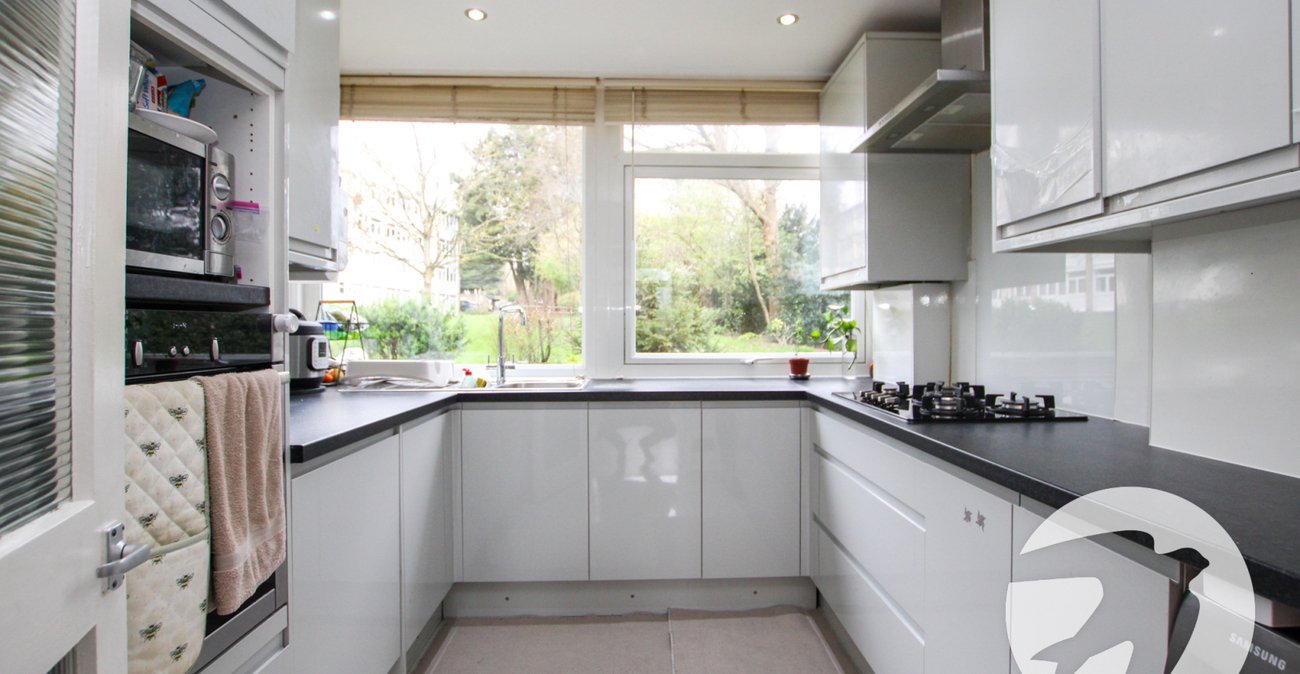 3 bedroom property for sale in London | Robinson Jackson