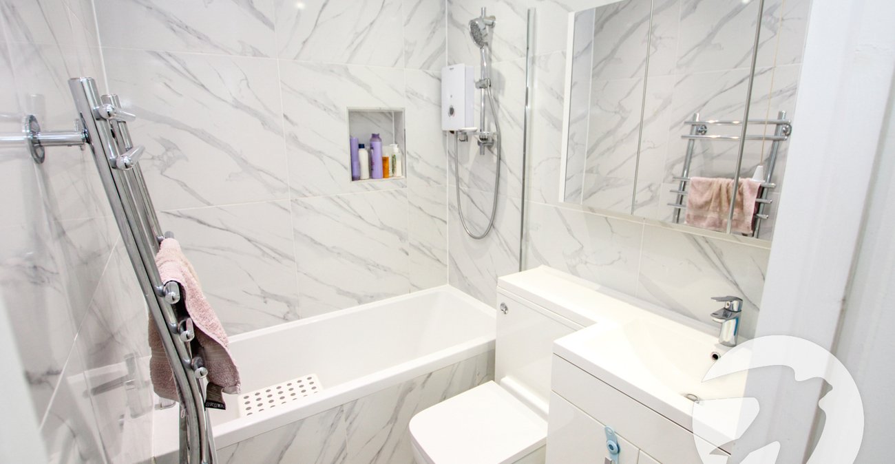 3 bedroom property for sale in London | Robinson Jackson